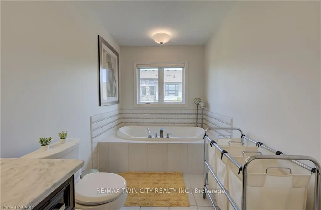 Photo 17 of 140 Oak Park Drive, Waterloo — HOMEH