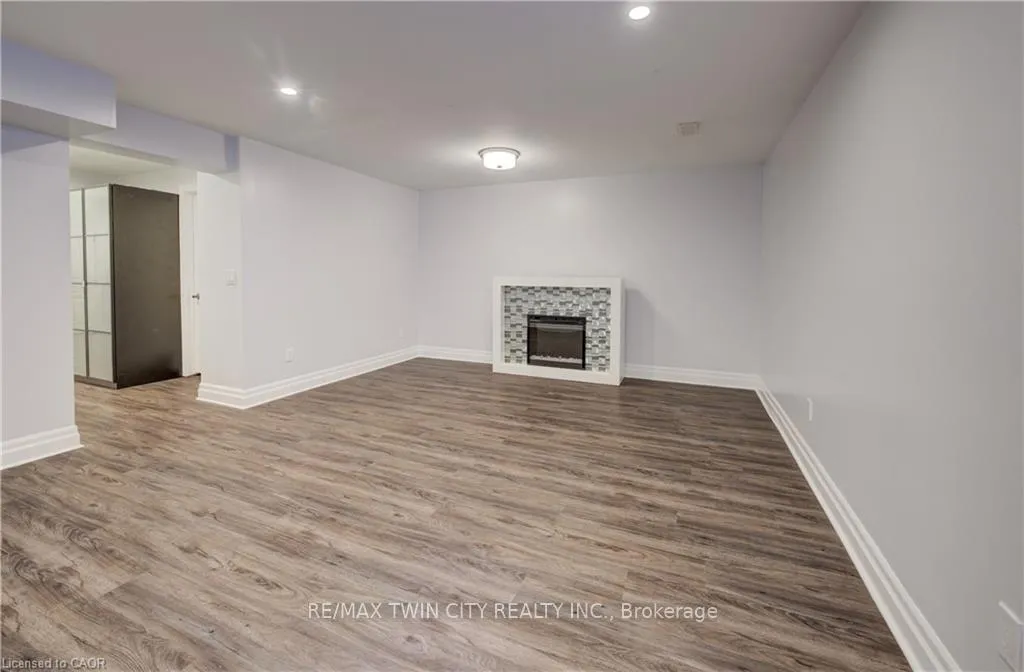 Photo 25 of 140 Oak Park Drive, Waterloo — HOMEH