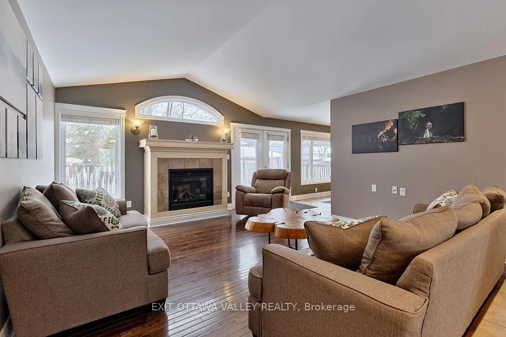 Photo 5 of 2023 Sandstone Crescent N, Petawawa — HOMEH