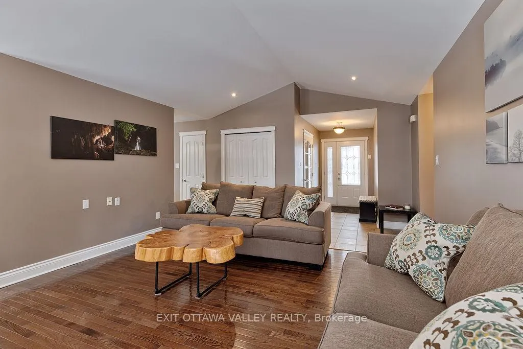Photo 7 of 2023 Sandstone Crescent N, Petawawa — HOMEH