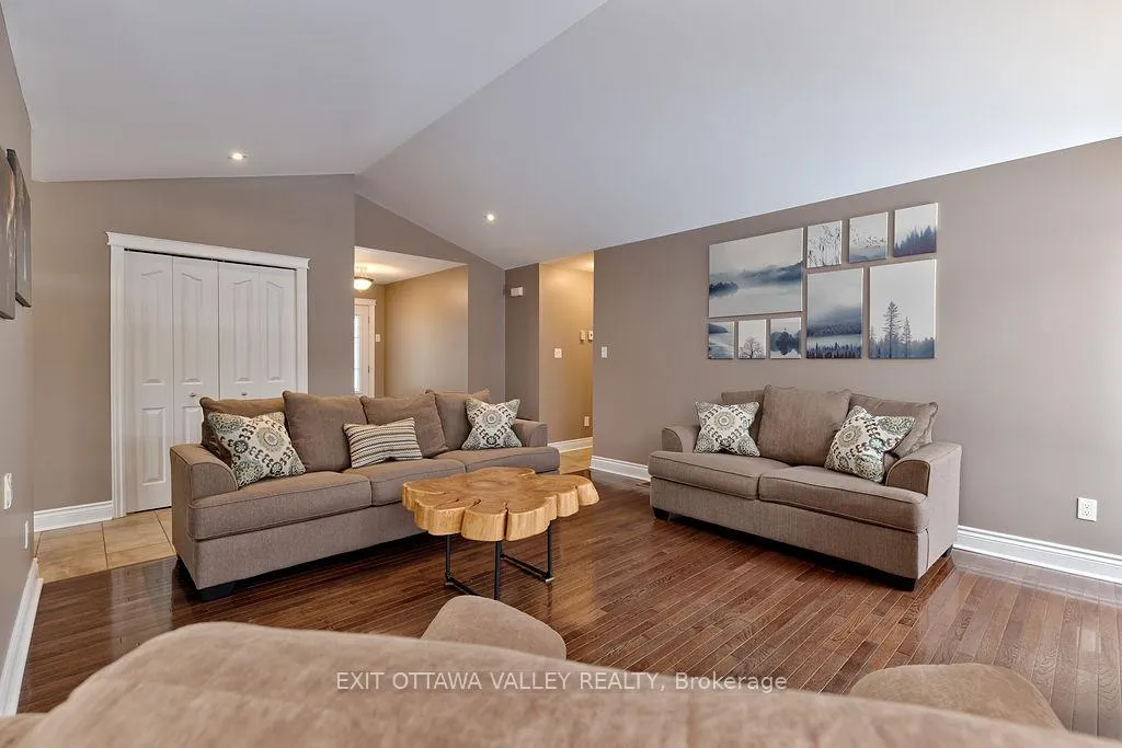 Photo 8 of 2023 Sandstone Crescent N, Petawawa — HOMEH