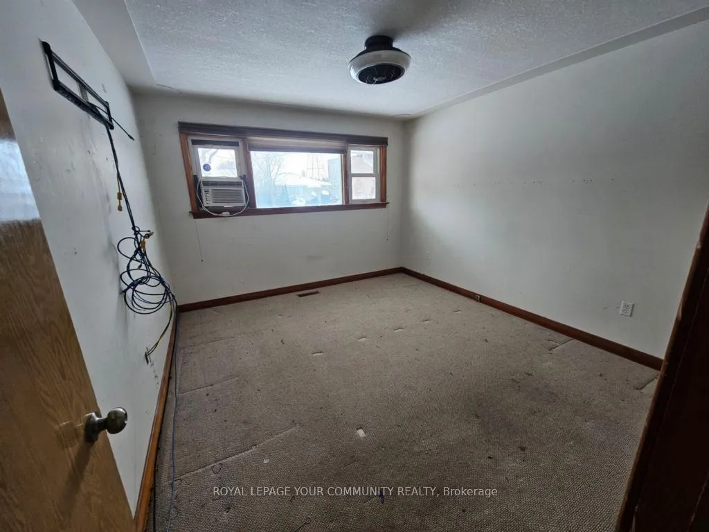 Photo 3 of 58 Metzloff Drive, Kitchener — HOMEH