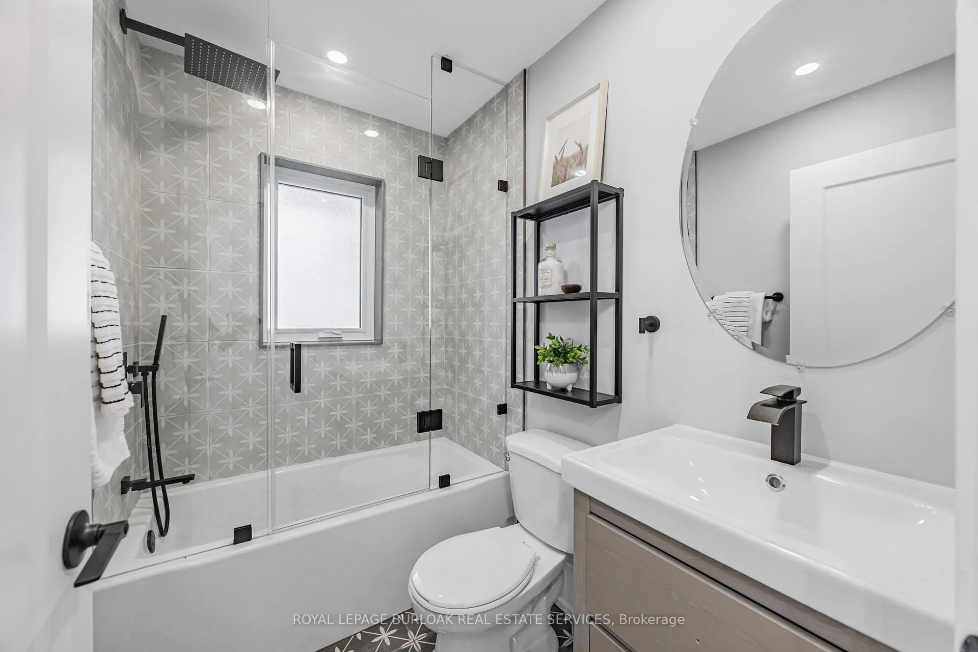 Photo 18 of 248 Wales Crescent, Oakville, Bronte — HOMEH