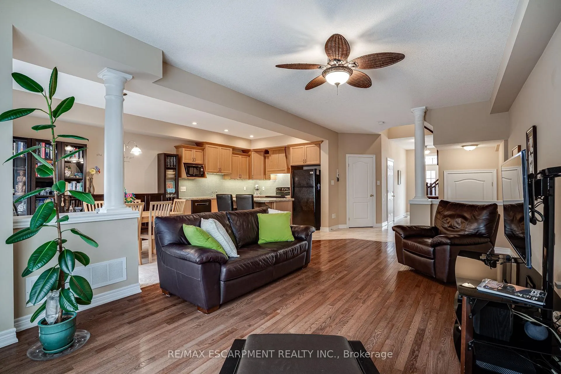 Photo 7 of 92 Newcombe Road, Hamilton, Dundas — HOMEH