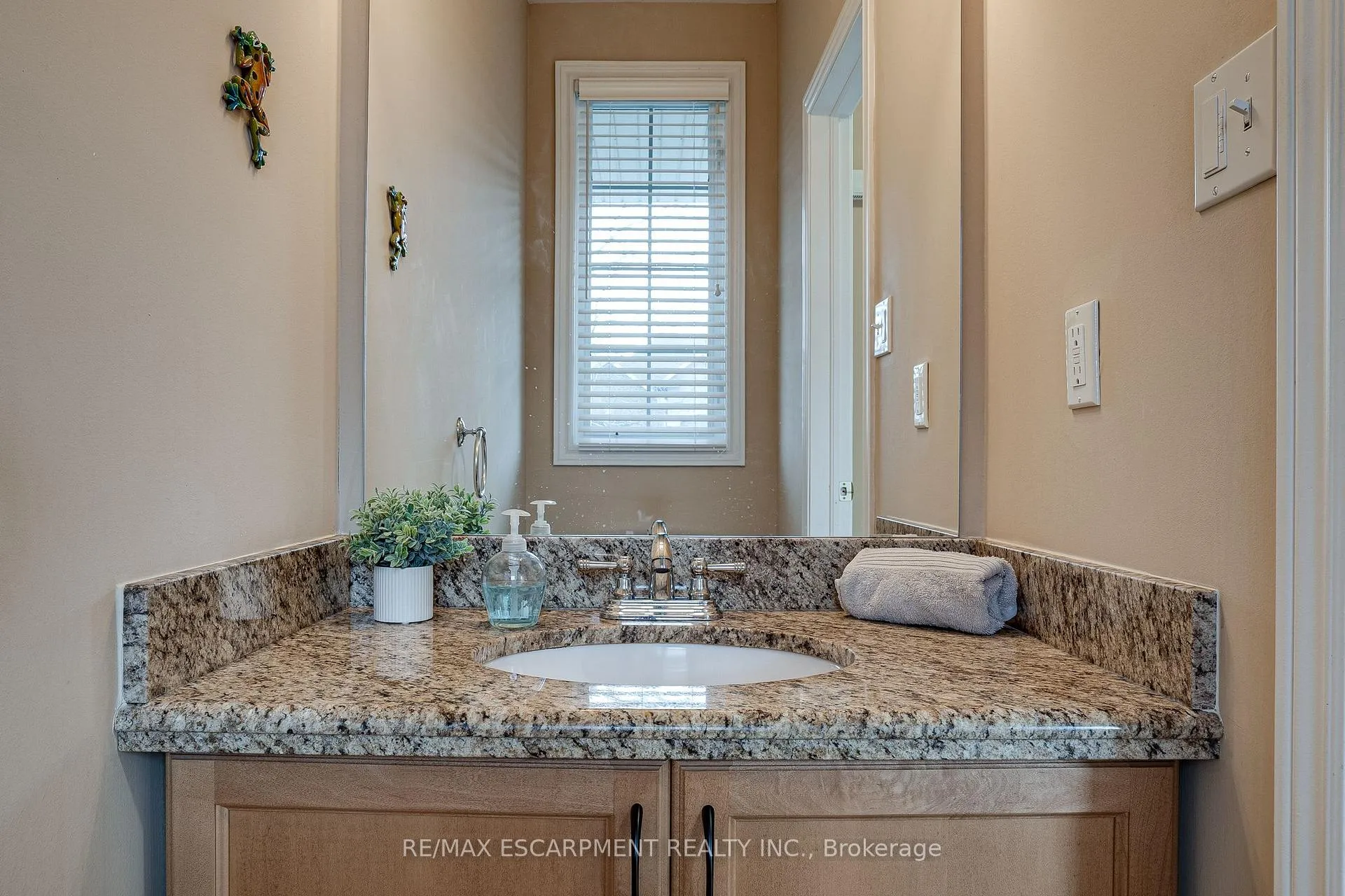 Photo 19 of 92 Newcombe Road, Hamilton, Dundas — HOMEH