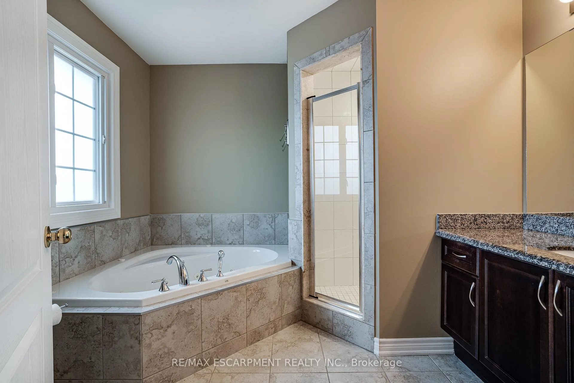 Photo 24 of 92 Newcombe Road, Hamilton, Dundas — HOMEH