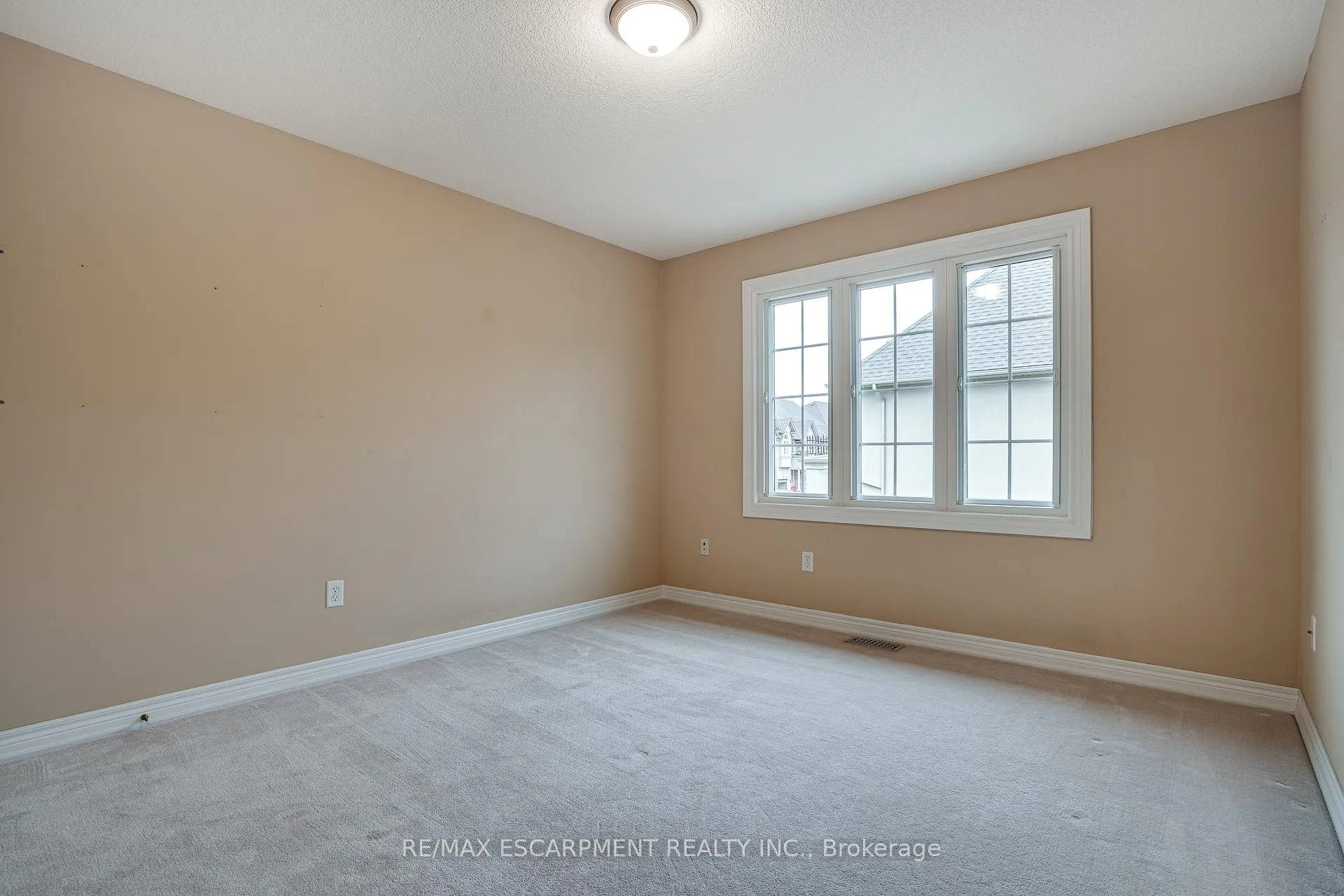 Photo 29 of 92 Newcombe Road, Hamilton, Dundas — HOMEH