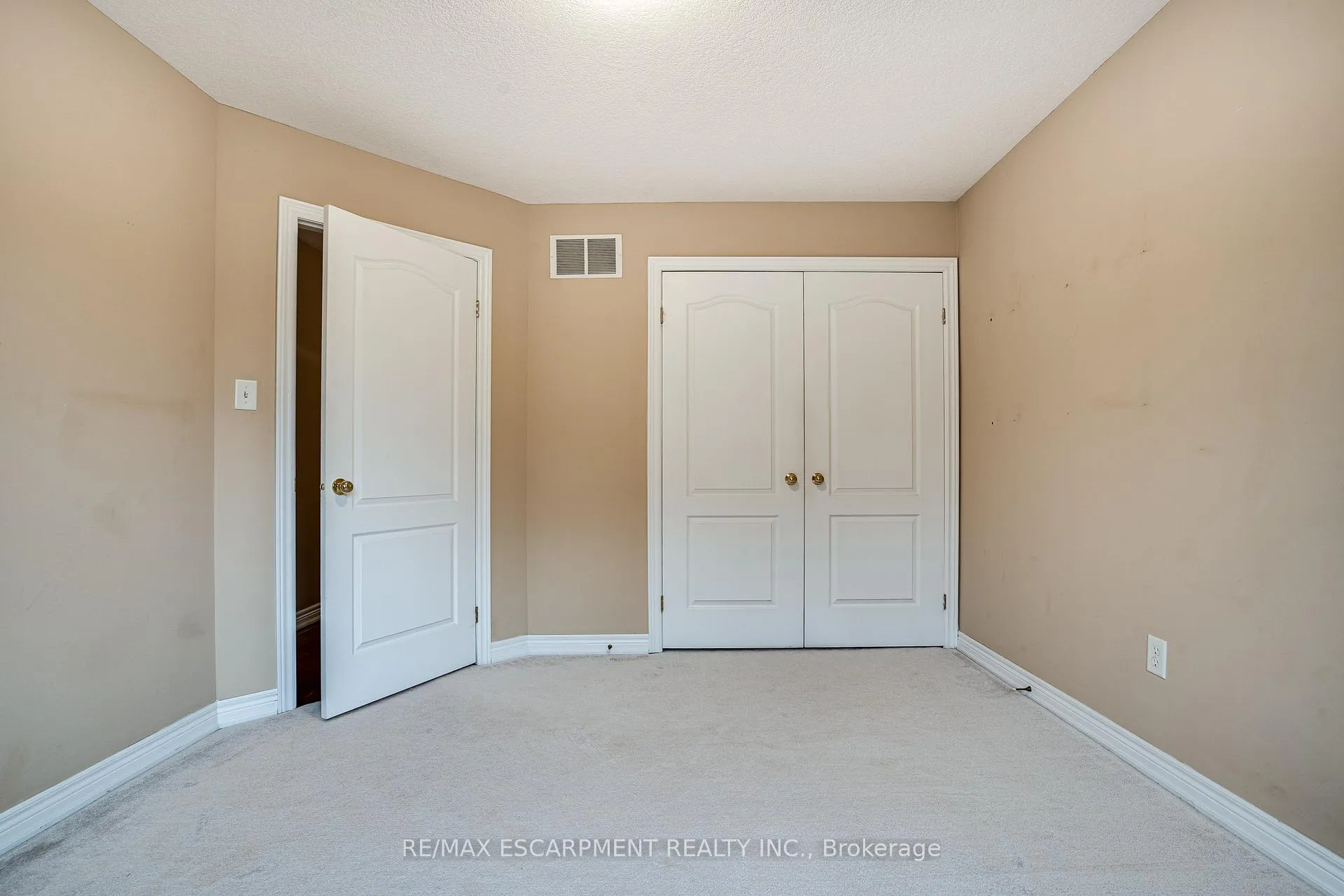 Photo 31 of 92 Newcombe Road, Hamilton, Dundas — HOMEH