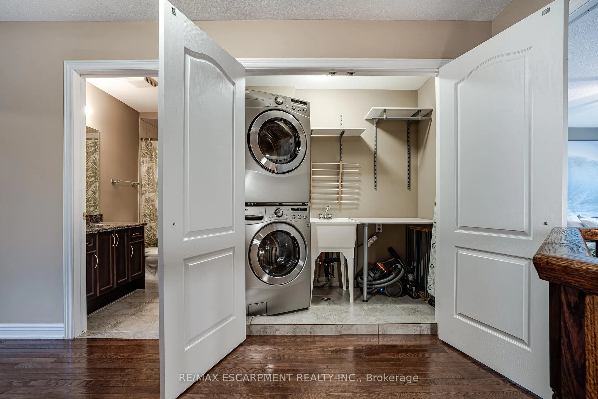 Photo 35 of 92 Newcombe Road, Hamilton, Dundas — HOMEH