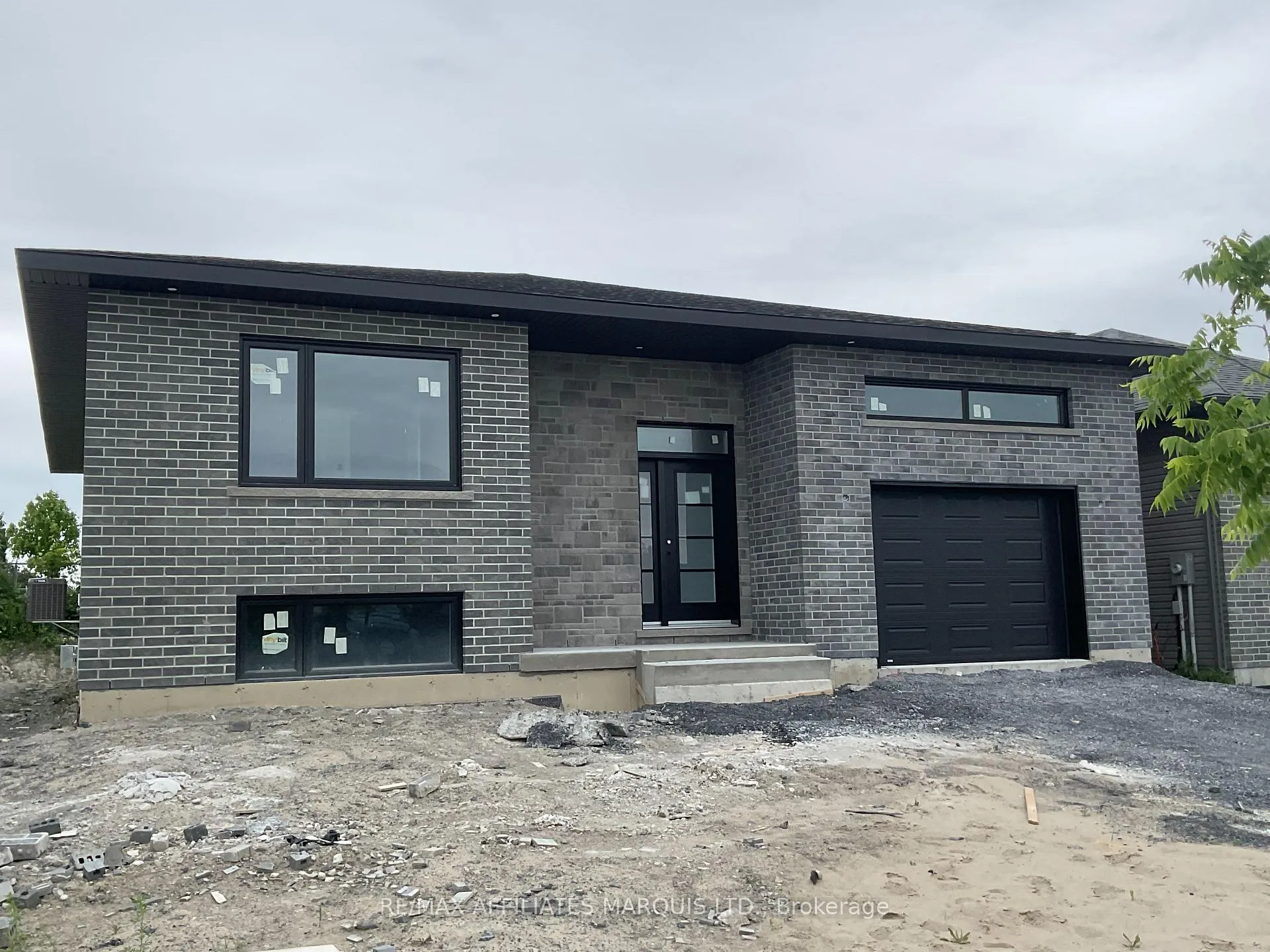 Photo 2 of 180 Emily Jade Crescent, Cornwall — HOMEH