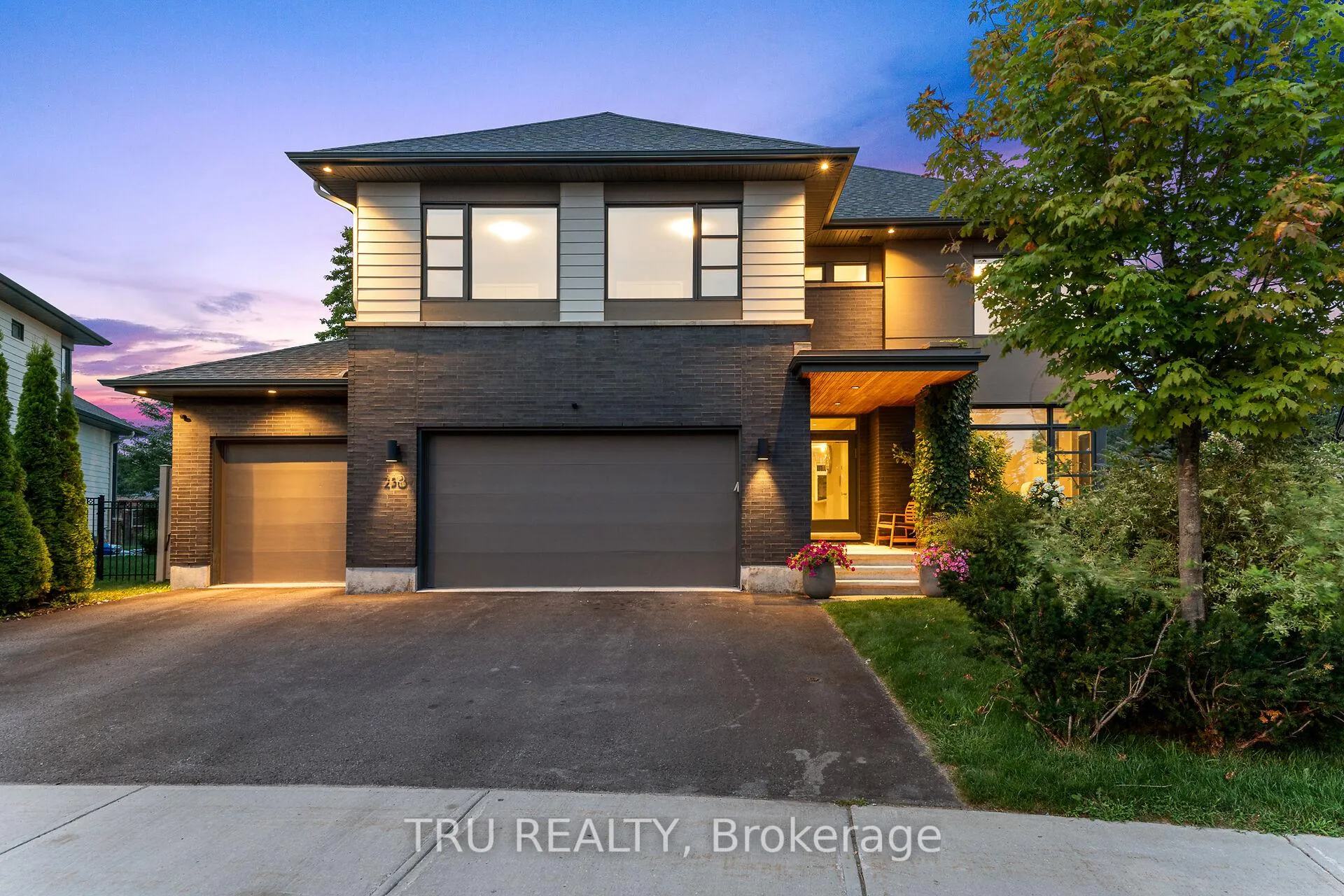 Front of 250 Sunnyridge Crescent