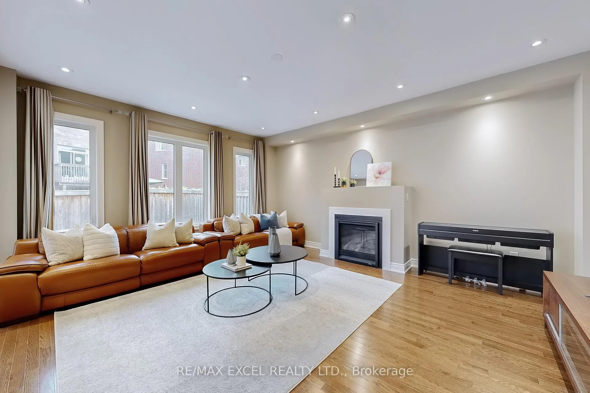 Photo 6 of 160 Roy Harper Avenue, Aurora, Rural Aurora — HOMEH