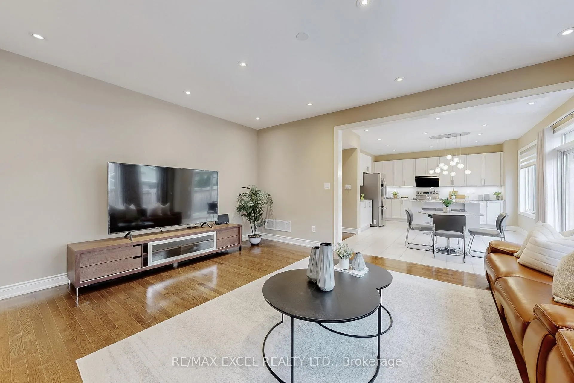 Photo 8 of 160 Roy Harper Avenue, Aurora, Rural Aurora — HOMEH