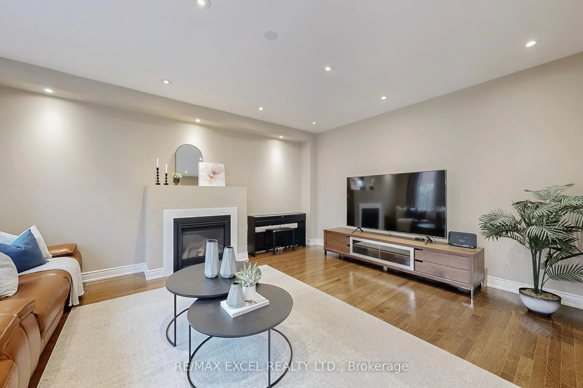 Photo 9 of 160 Roy Harper Avenue, Aurora, Rural Aurora — HOMEH