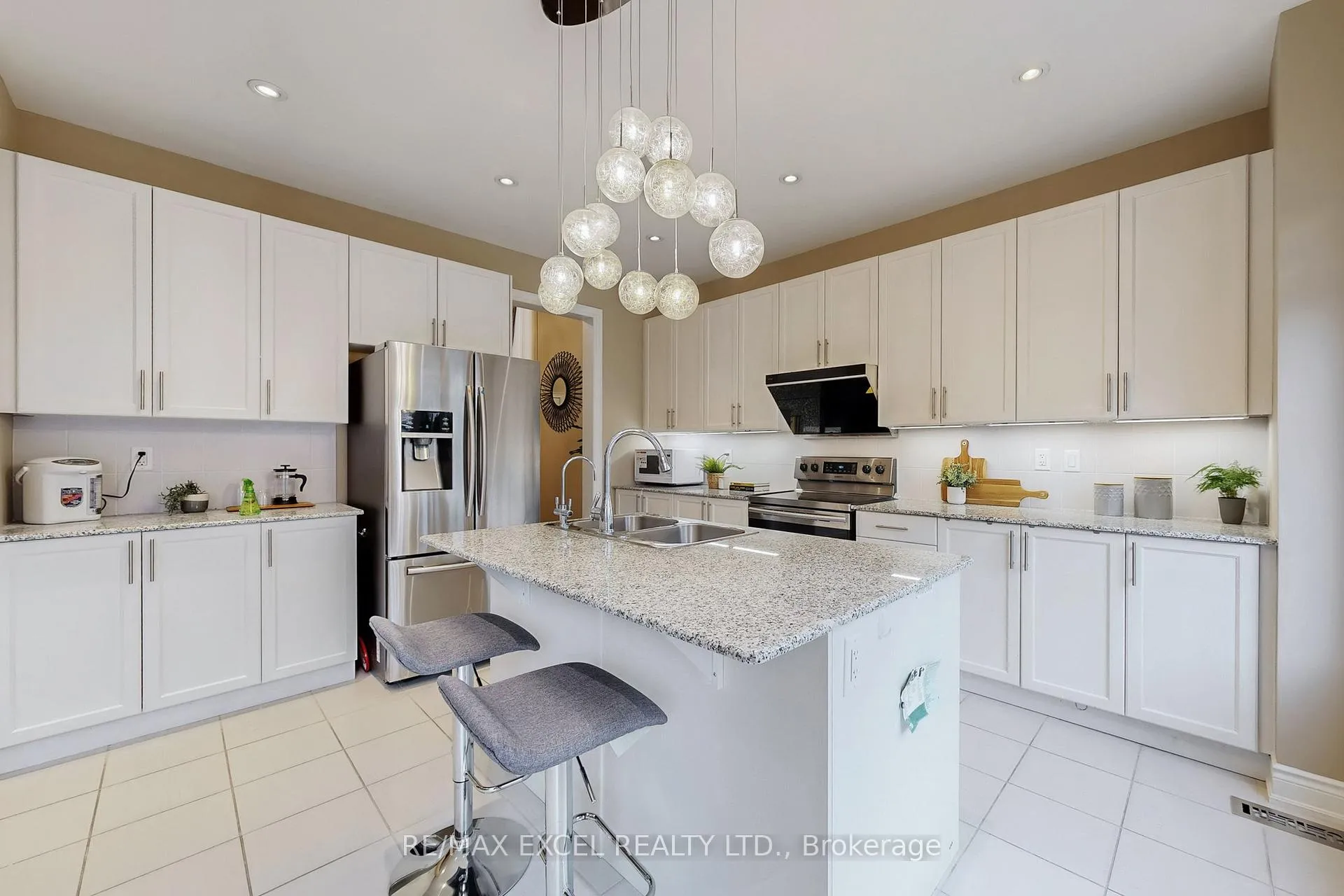Photo 15 of 160 Roy Harper Avenue, Aurora, Rural Aurora — HOMEH