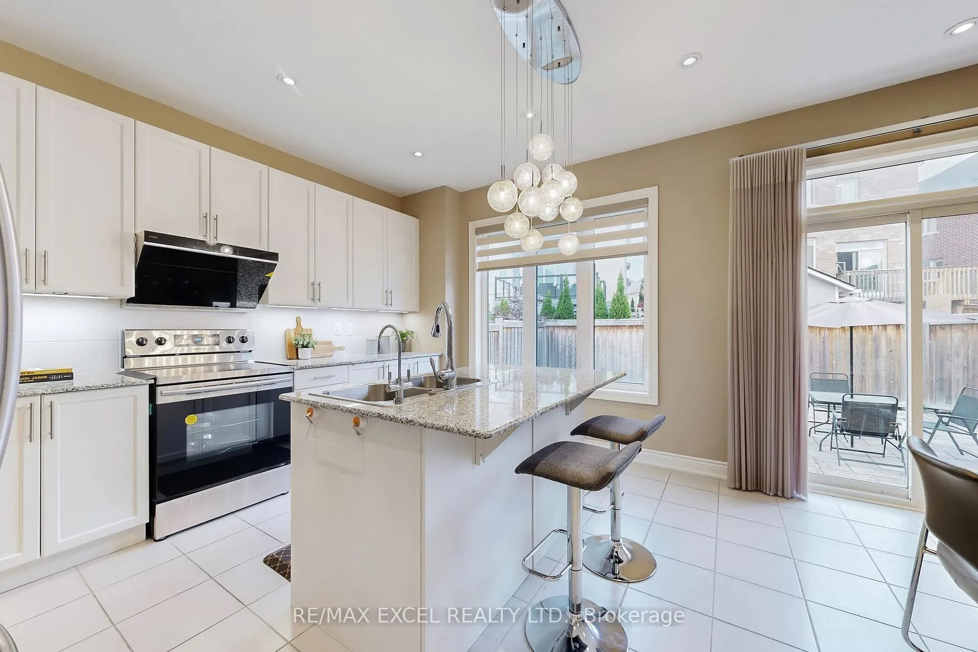 Photo 16 of 160 Roy Harper Avenue, Aurora, Rural Aurora — HOMEH