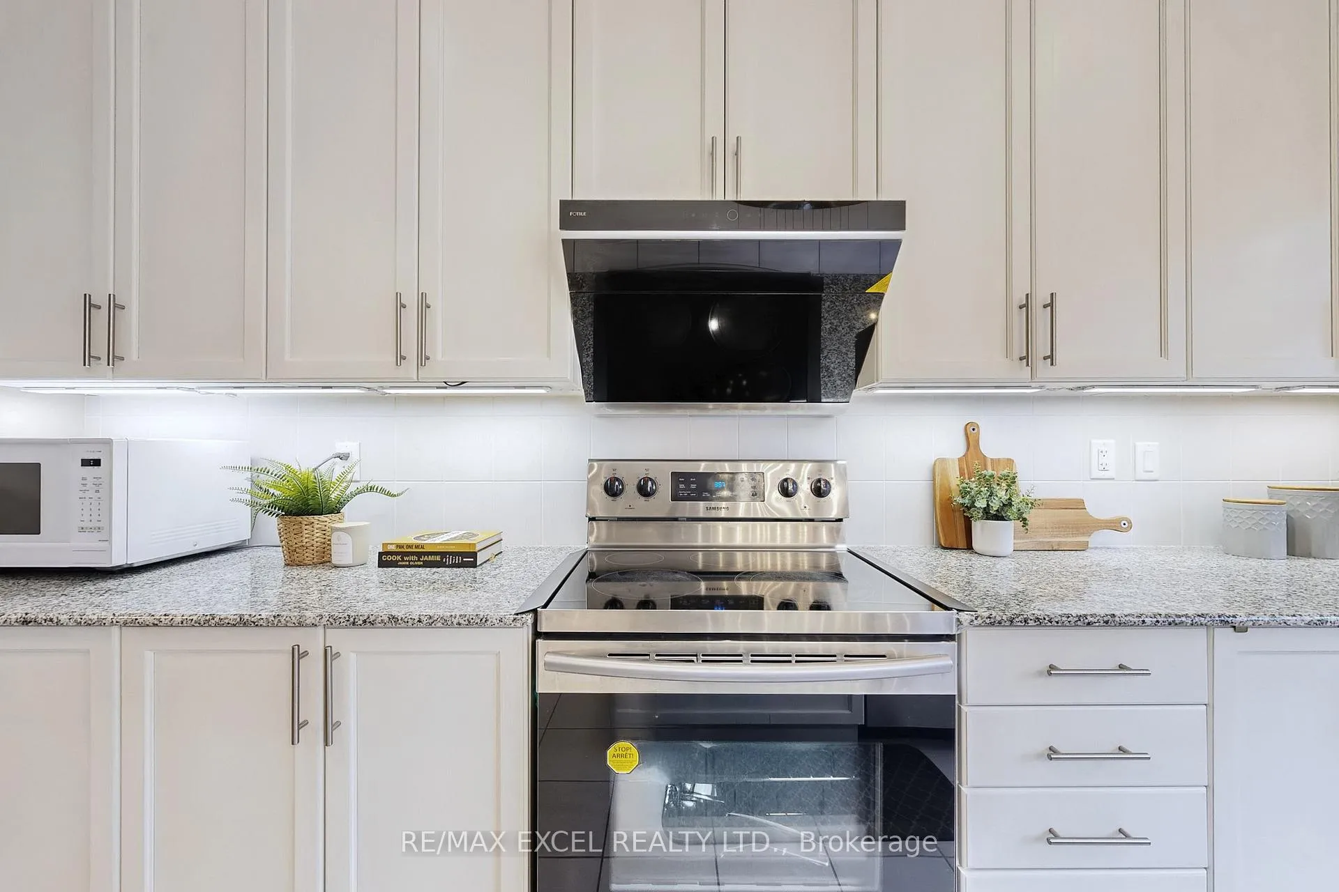 Photo 19 of 160 Roy Harper Avenue, Aurora, Rural Aurora — HOMEH