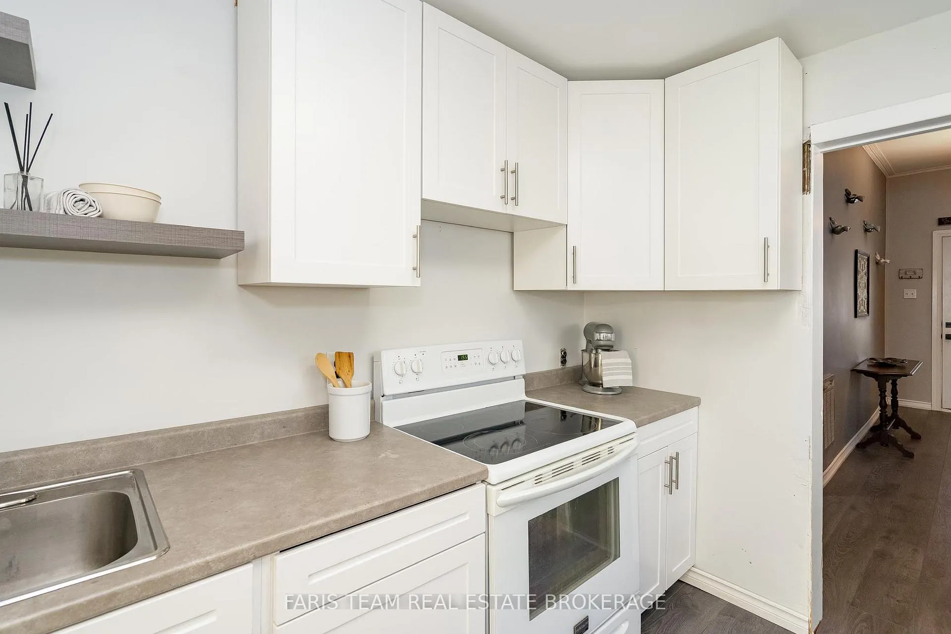 Photo 10 of 409 Dominion Avenue, Midland — HOMEH