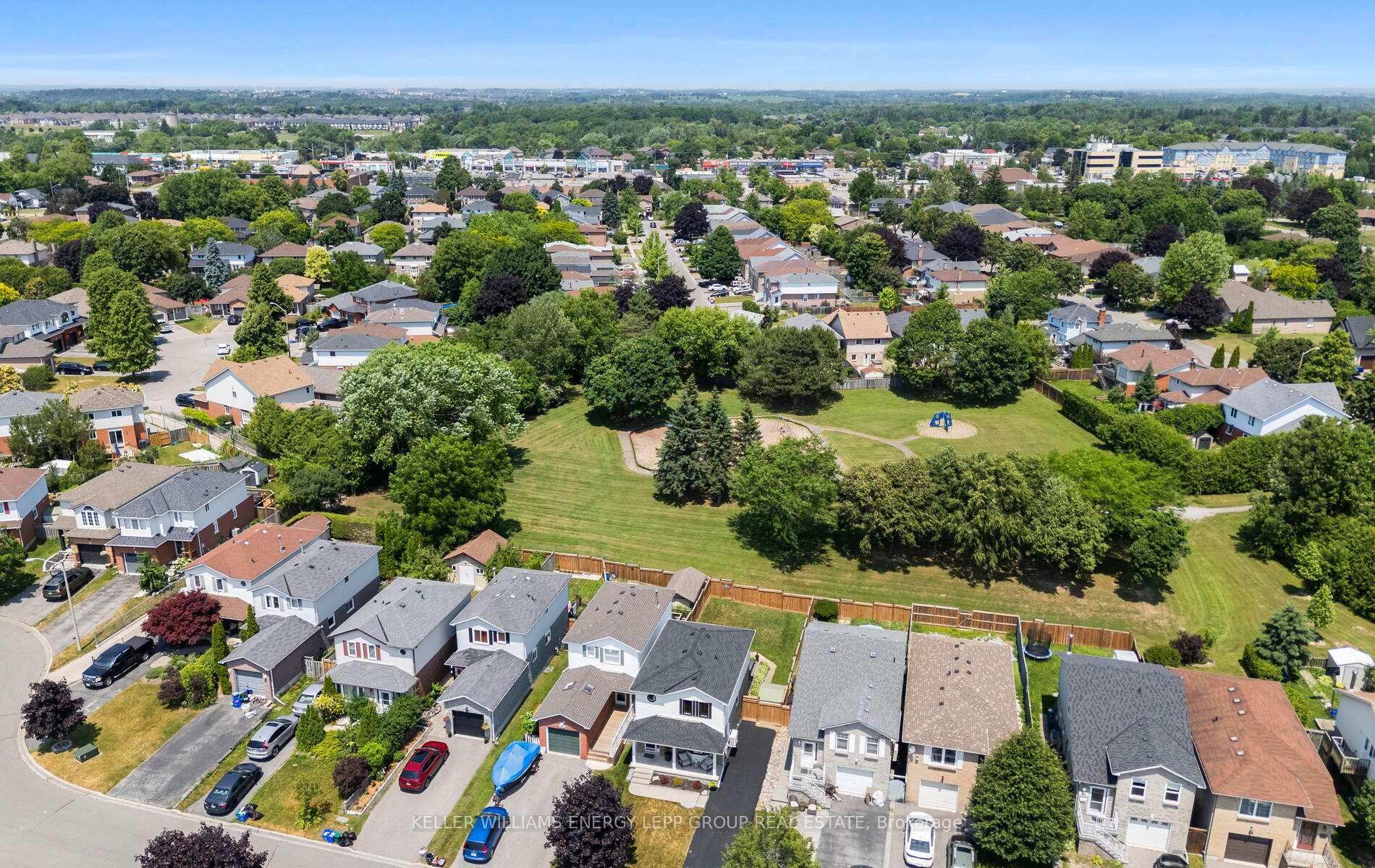 Photo 3 of 24 Kingsview Court, Clarington, Courtice — HOMEH