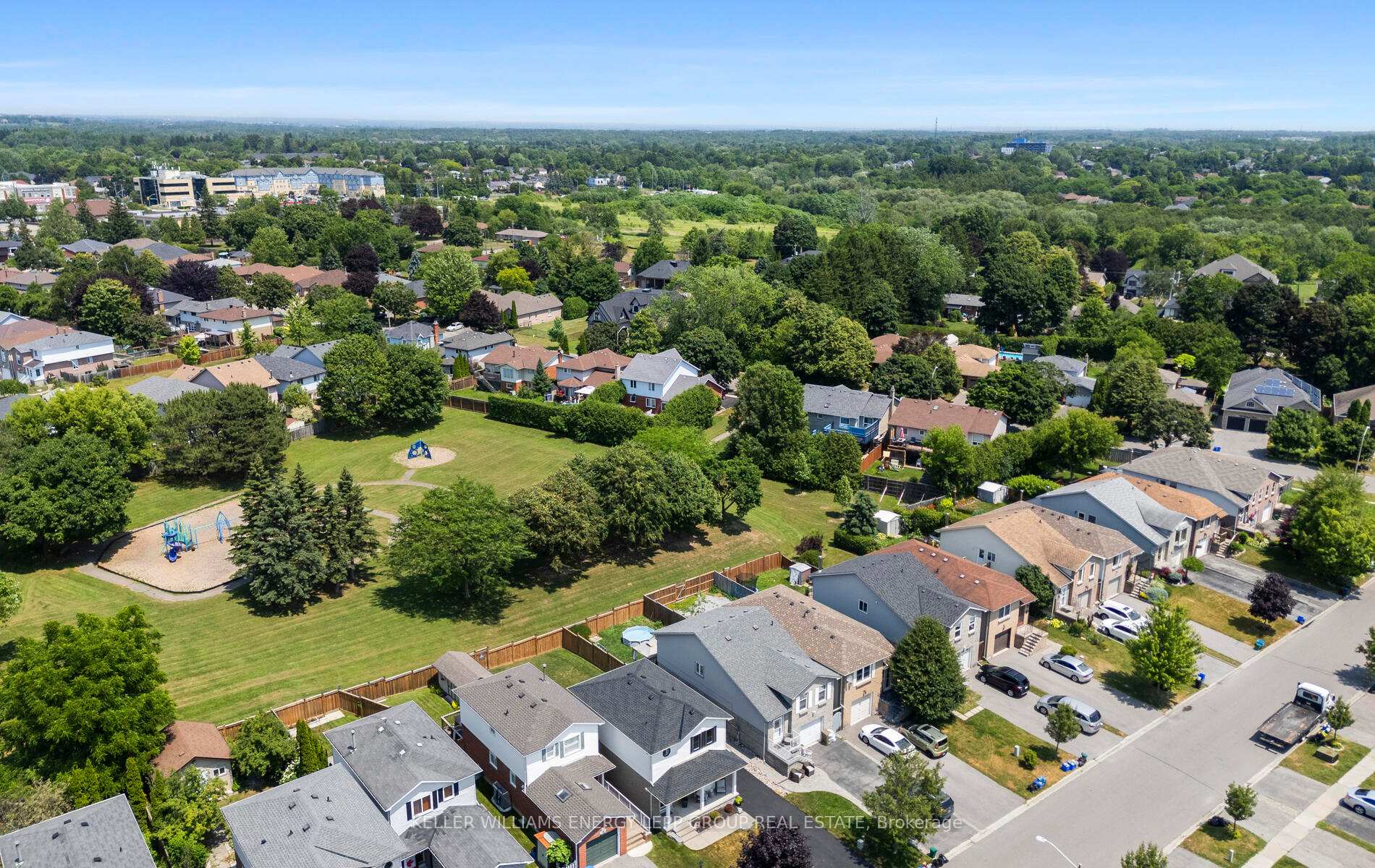 Photo 4 of 24 Kingsview Court, Clarington, Courtice — HOMEH