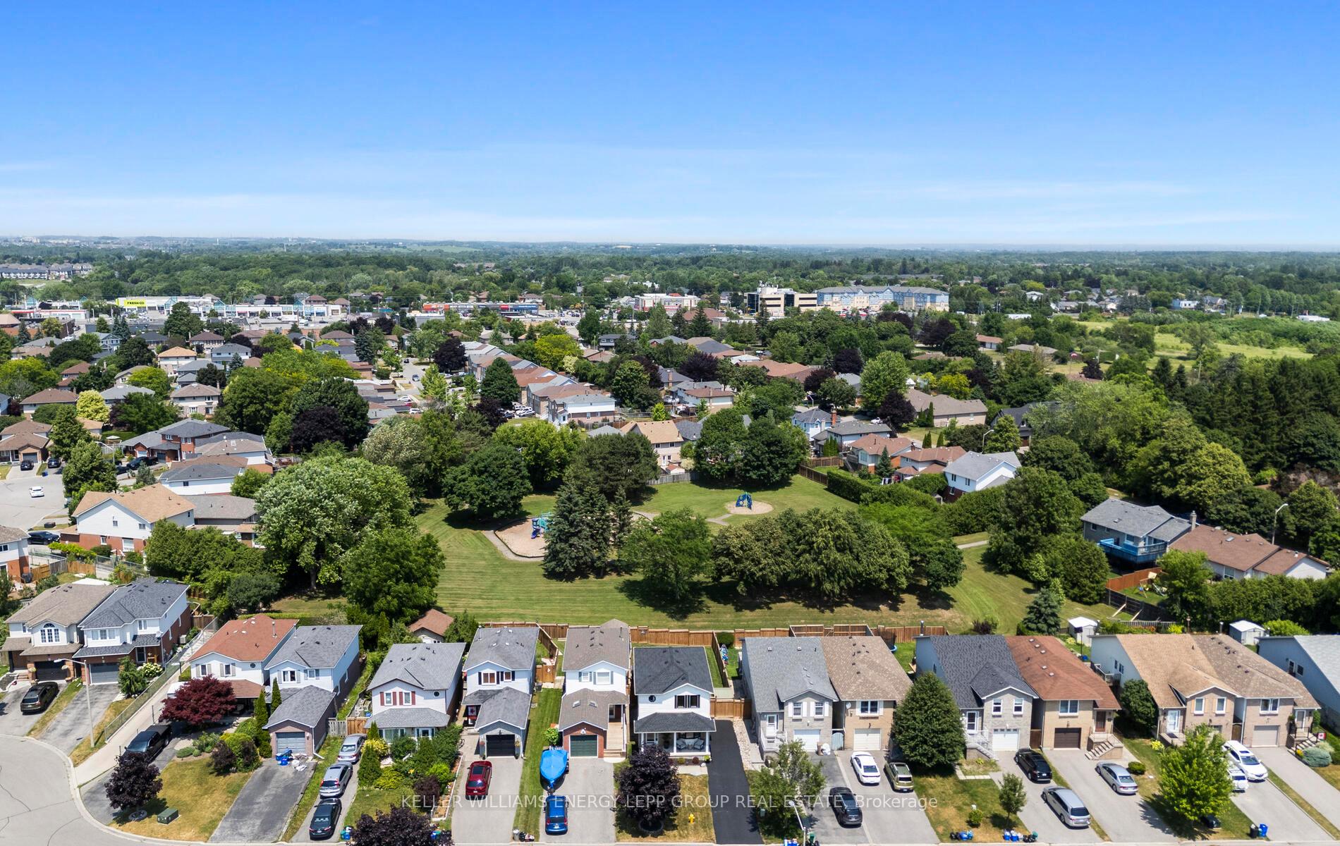 Photo 5 of 24 Kingsview Court, Clarington, Courtice — HOMEH