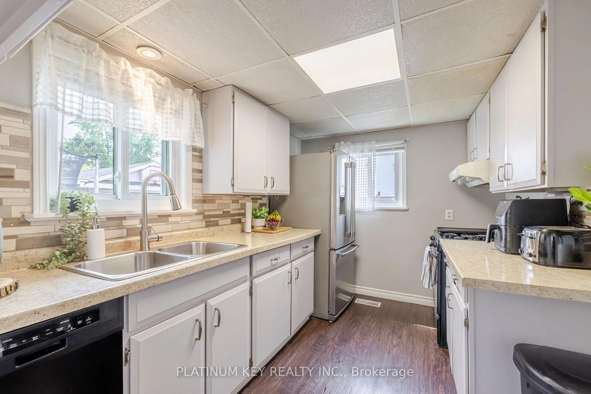 Photo 10 of 418 Huron Street, Warwick, Watford — HOMEH