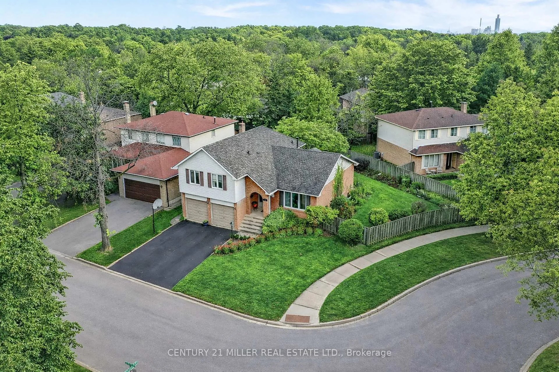 Photo 2 of 1296 Griffith Place, Oakville, Falgarwood — HOMEH
