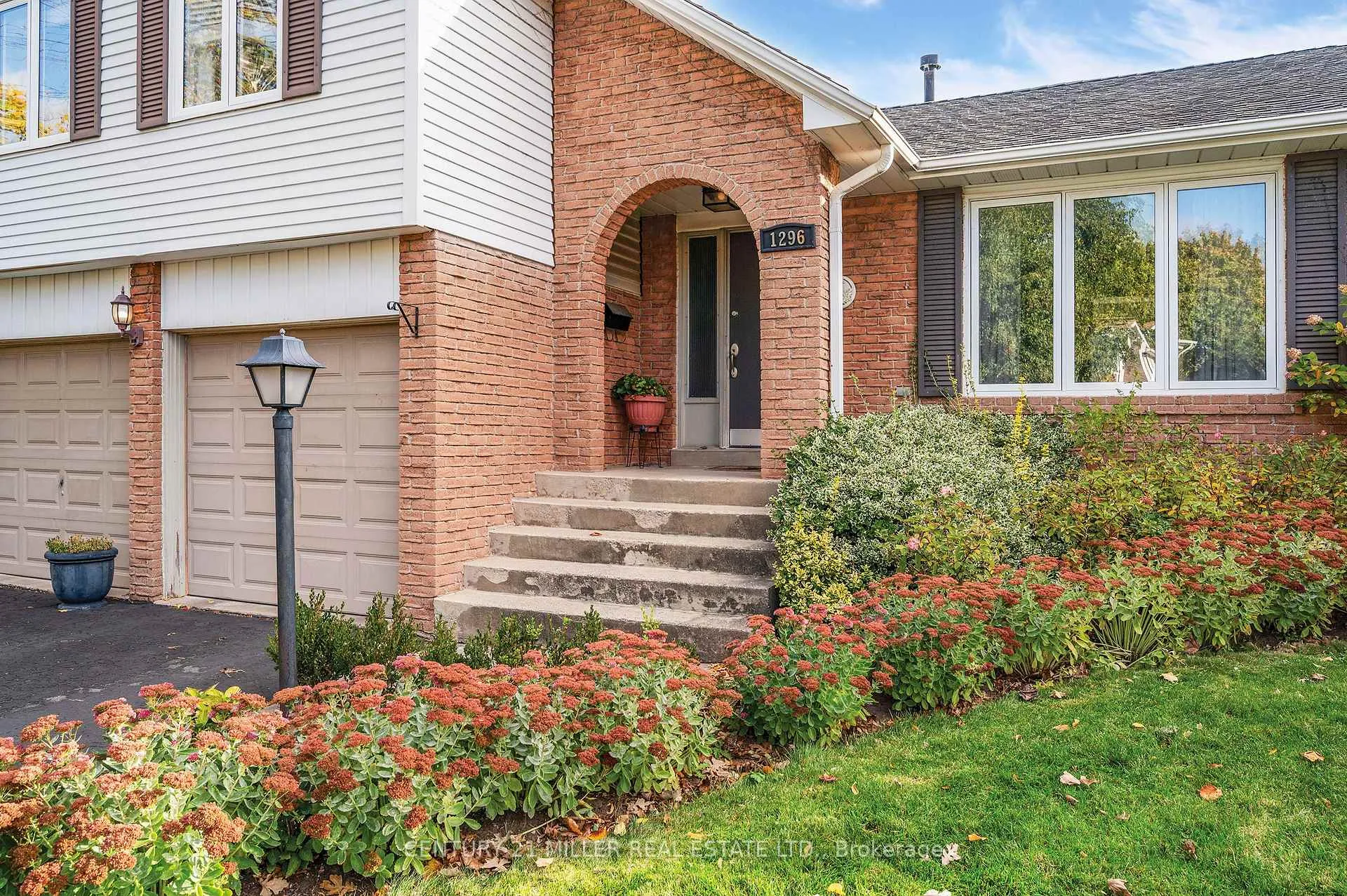 Photo 4 of 1296 Griffith Place, Oakville, Falgarwood — HOMEH