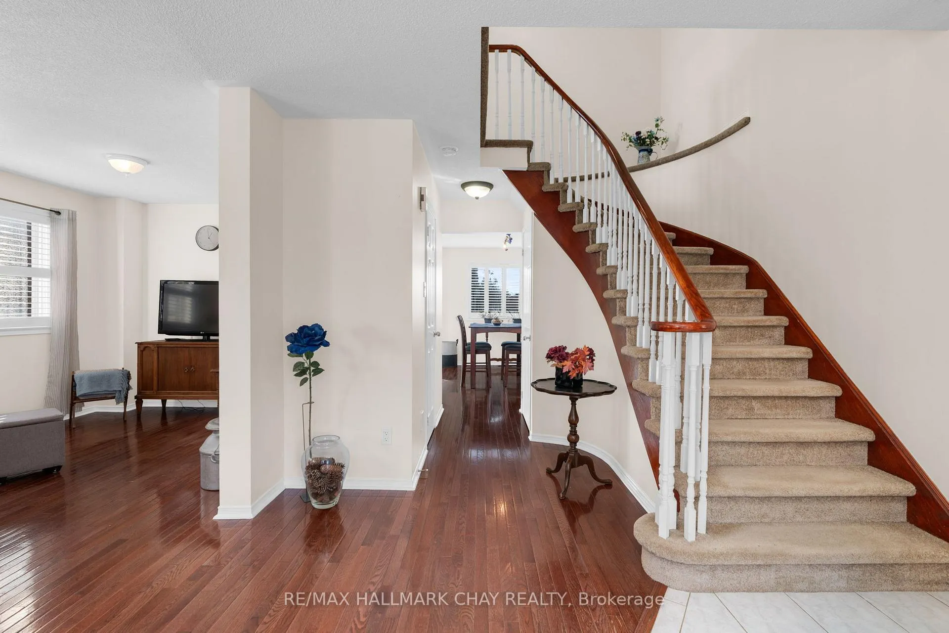 Photo 5 of 76 Hodgson Drive, Barrie, Northwest — HOMEH