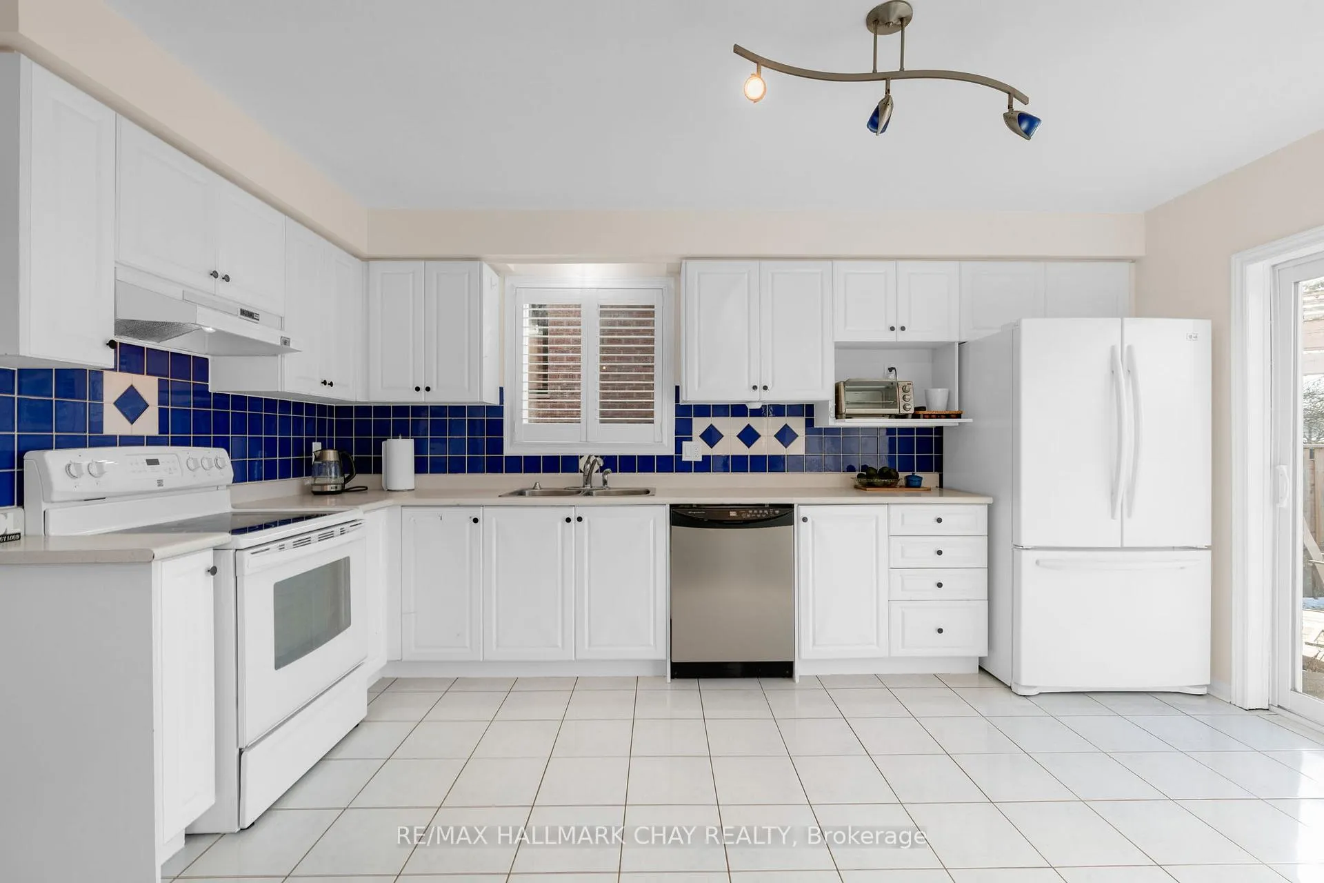 Photo 11 of 76 Hodgson Drive, Barrie, Northwest — HOMEH