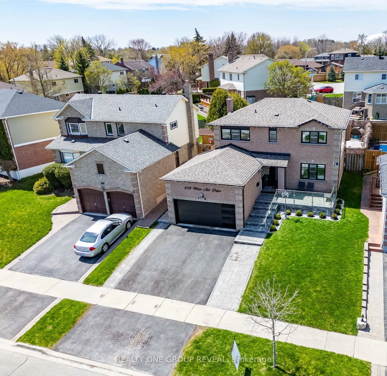 Photo 2 of 828 White Ash Drive, Whitby, Williamsburg — HOMEH