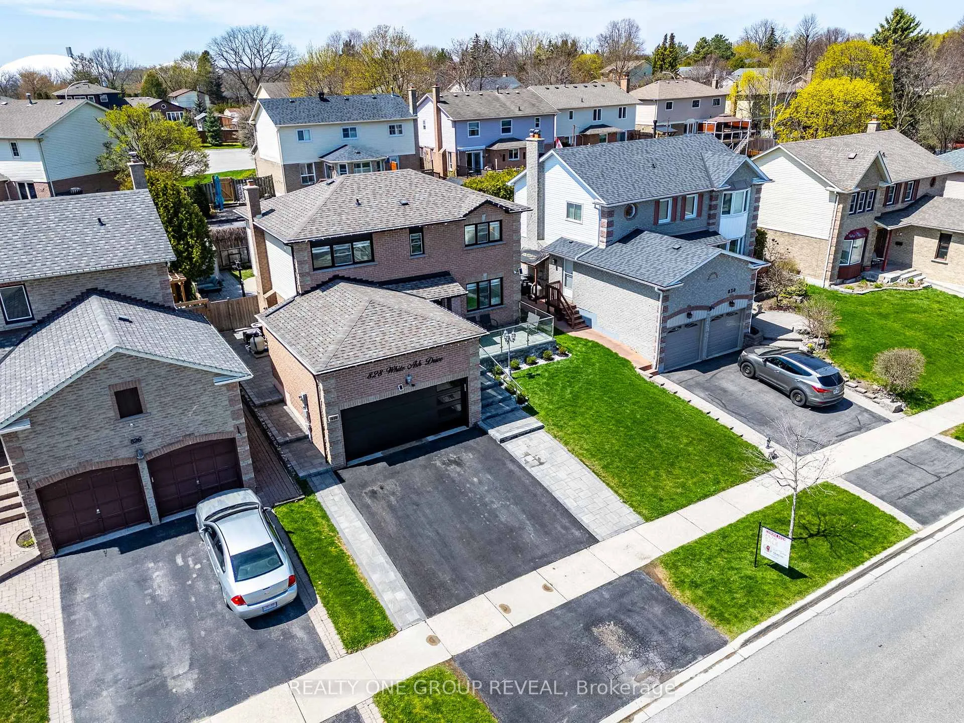 Photo 3 of 828 White Ash Drive, Whitby, Williamsburg — HOMEH