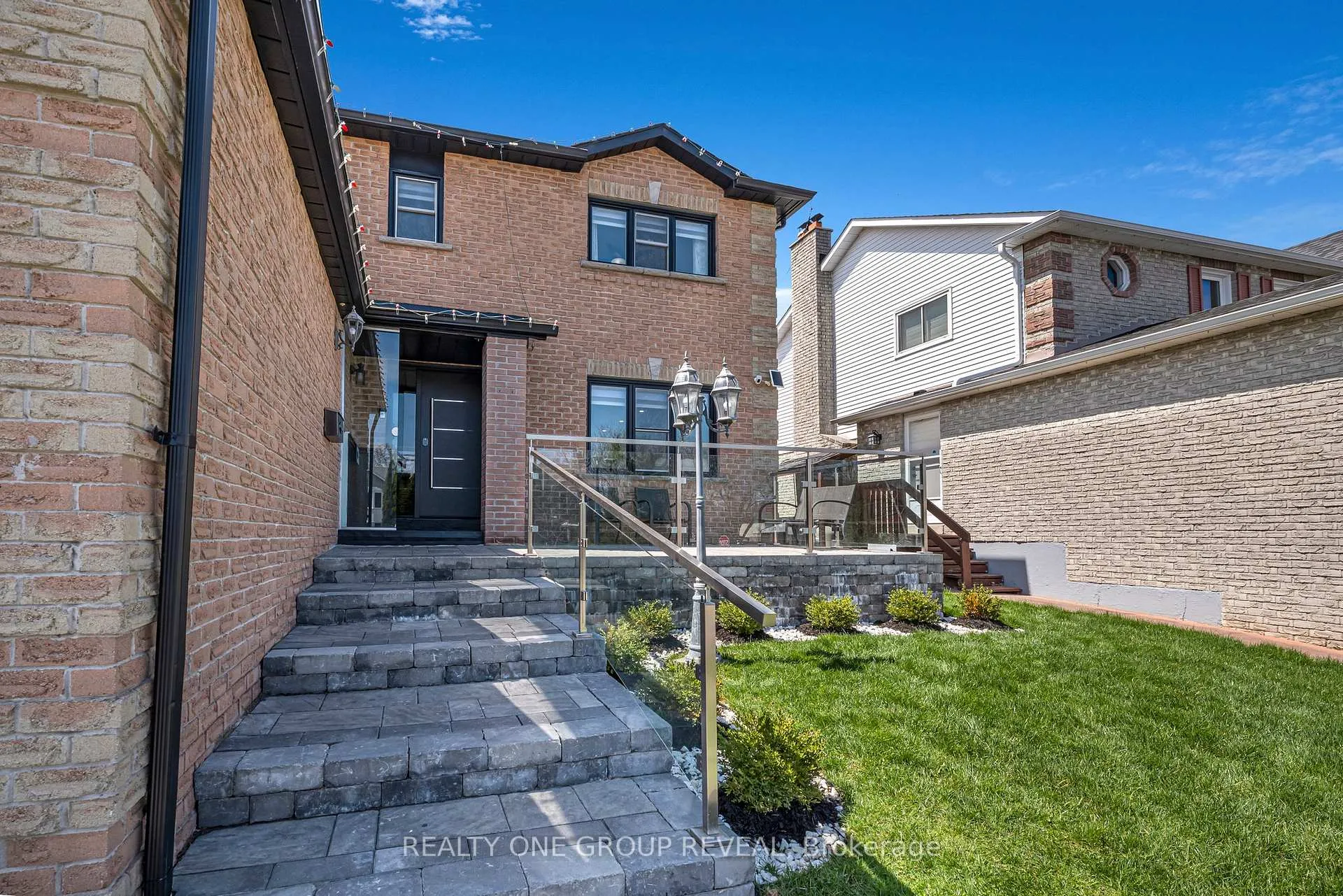 Photo 8 of 828 White Ash Drive, Whitby, Williamsburg — HOMEH