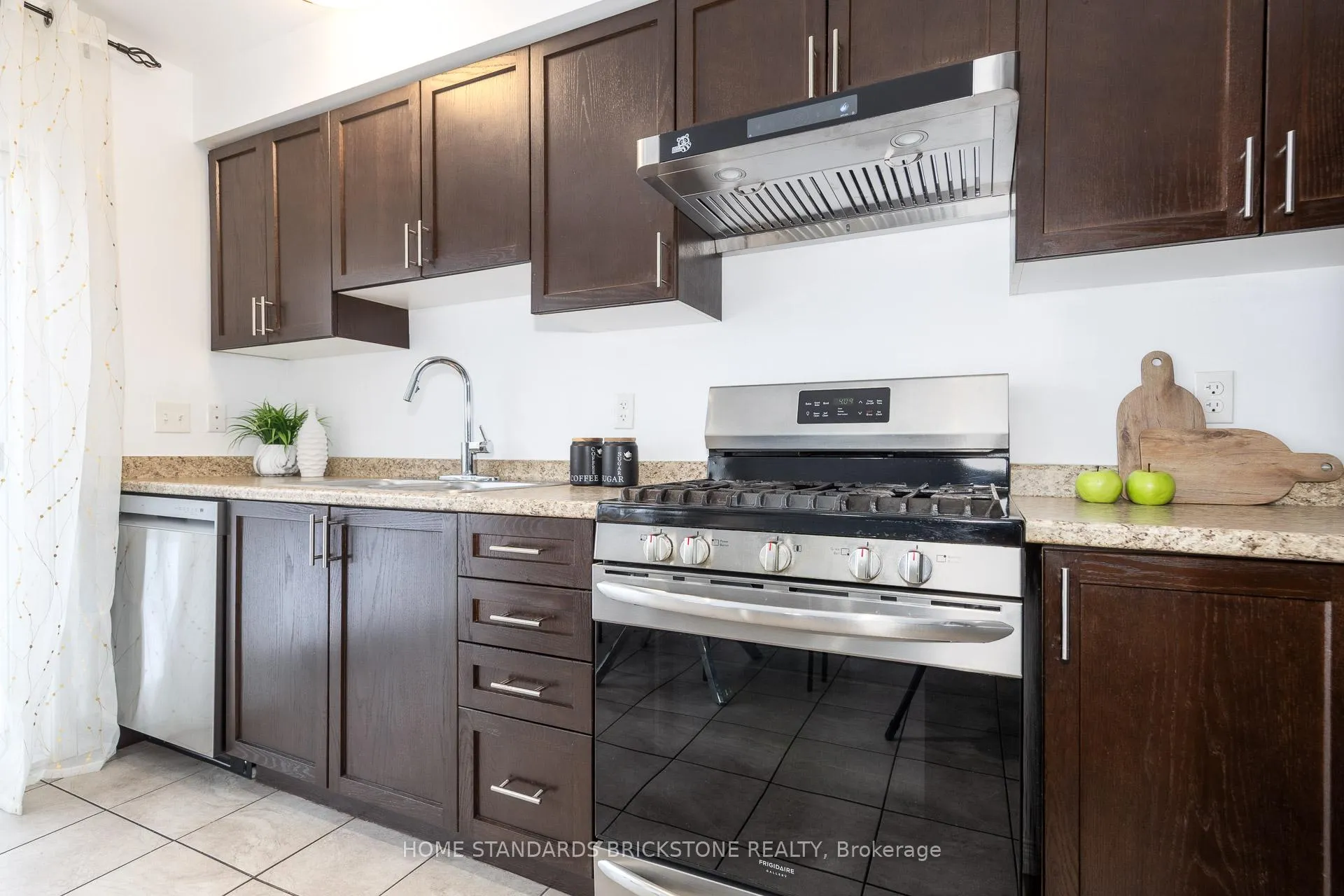 Photo 10 of 90 Frank's Way, Barrie, Allandale — HOMEH