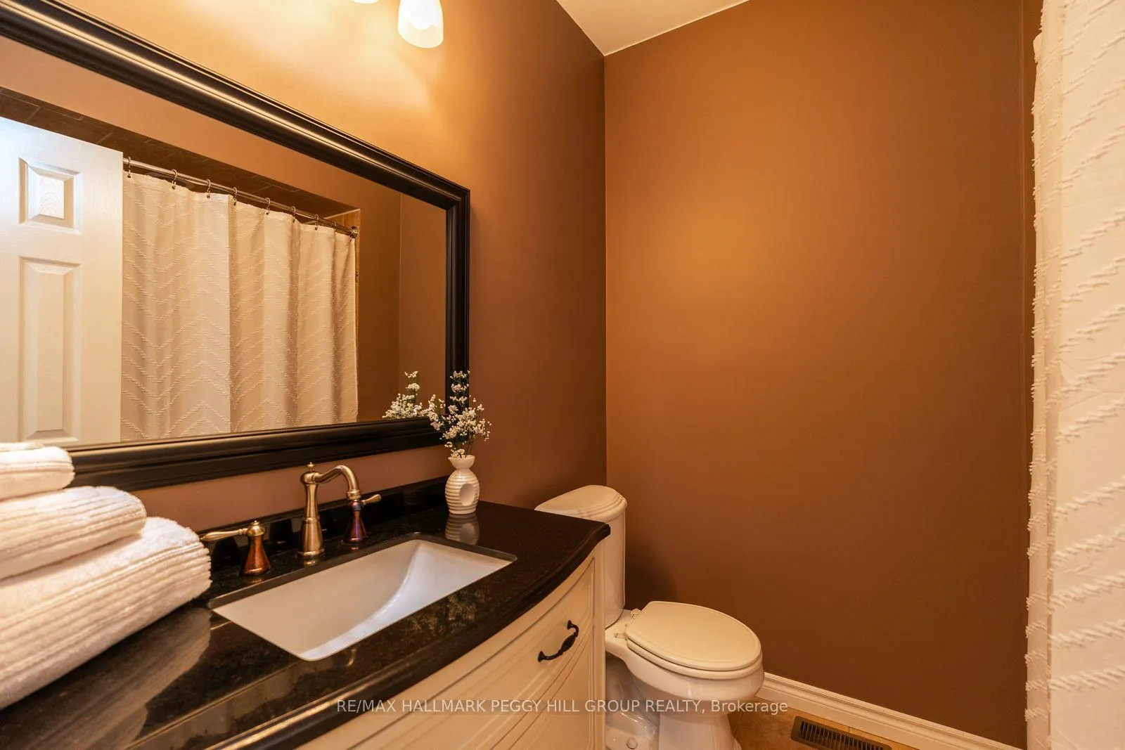 Photo 11 of 222 Glenn Avenue, Innisfil, Stroud — HOMEH