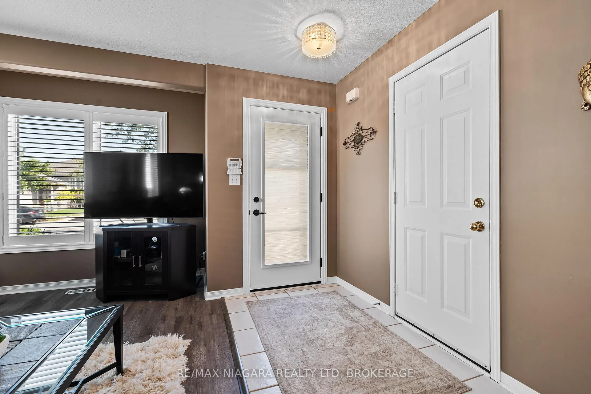 Photo 4 of 208 Autumn Crescent, Welland, West Welland — HOMEH
