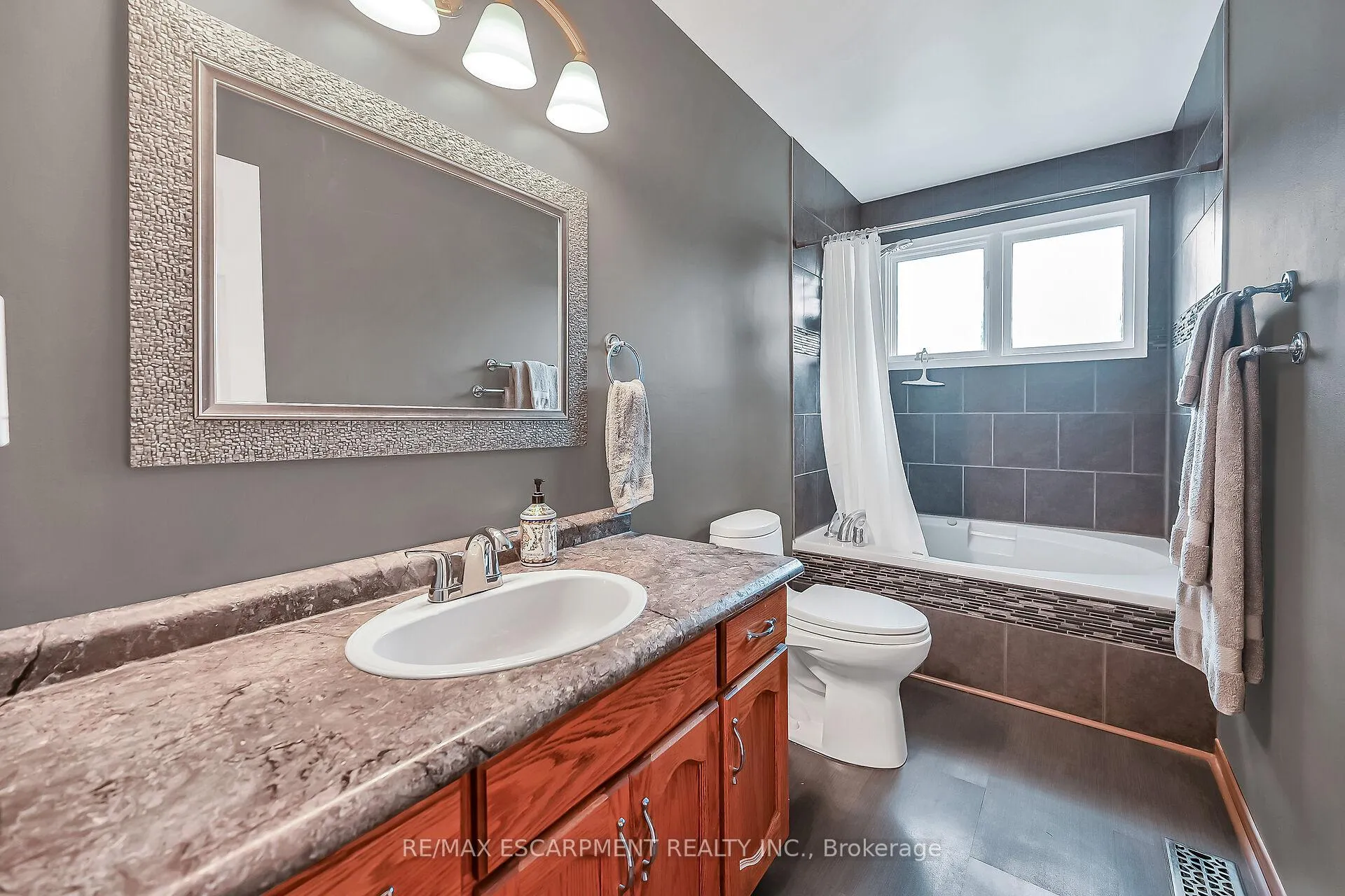 Photo 18 of 33 Marley Crescent, Haldimand — HOMEH