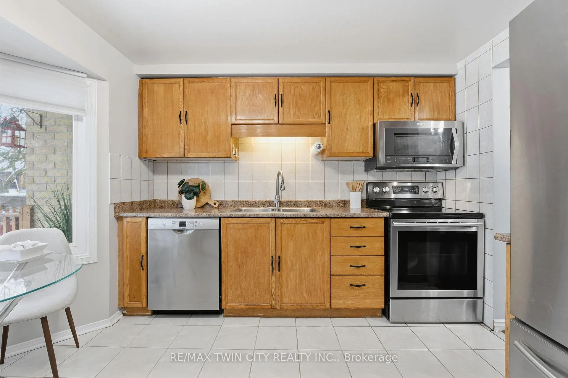 Photo 6 of 24 Catalina Court, Kitchener — HOMEH