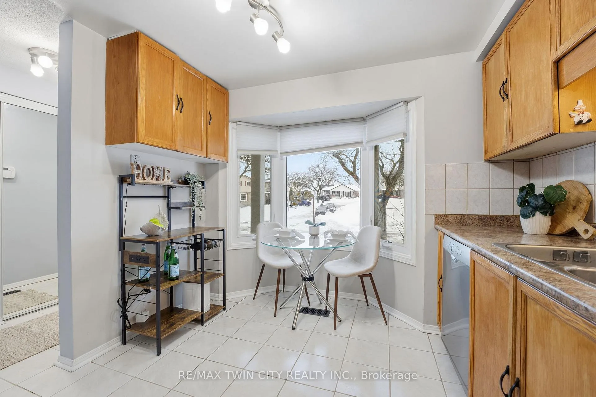 Photo 7 of 24 Catalina Court, Kitchener — HOMEH