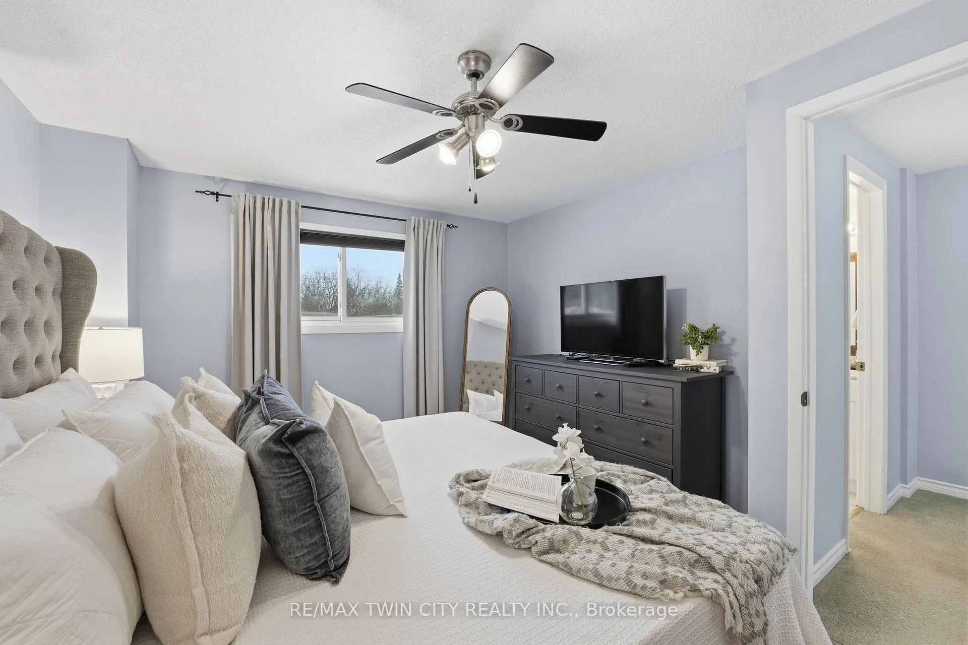 Photo 10 of 24 Catalina Court, Kitchener — HOMEH
