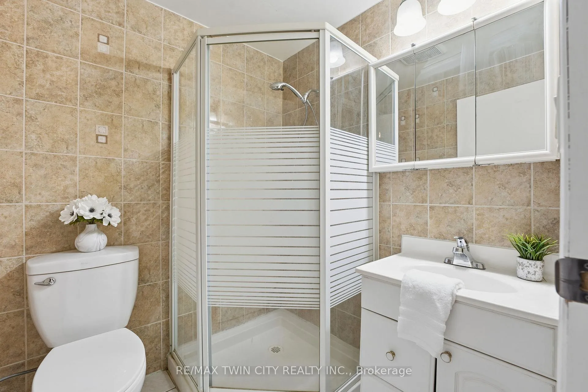 Photo 17 of 24 Catalina Court, Kitchener — HOMEH
