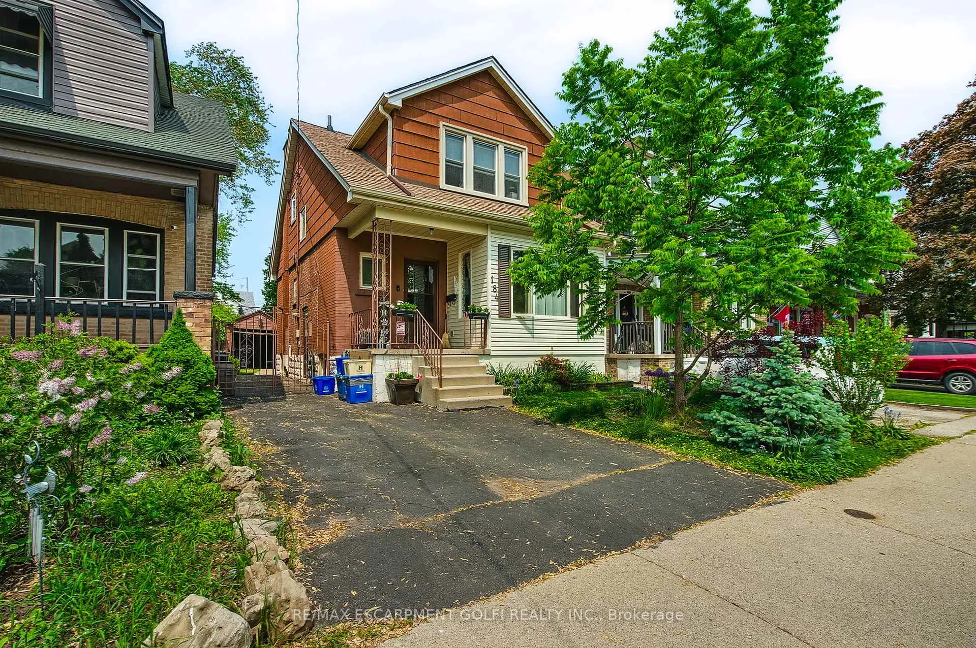 Front of 184 Rosslyn Avenue S