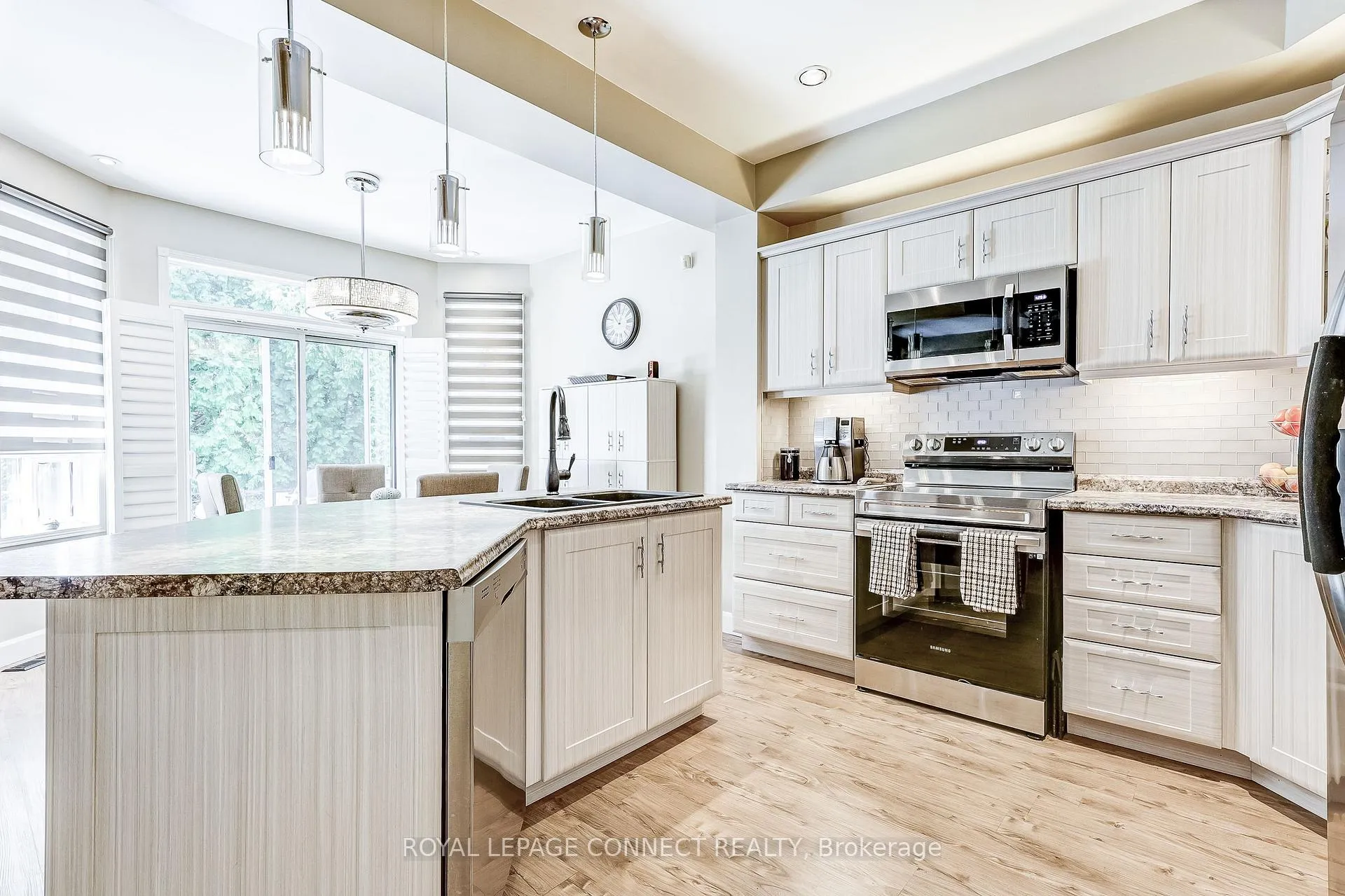 Photo 7 of 439 Woodsmere Crescent E, Pickering, Amberlea — HOMEH