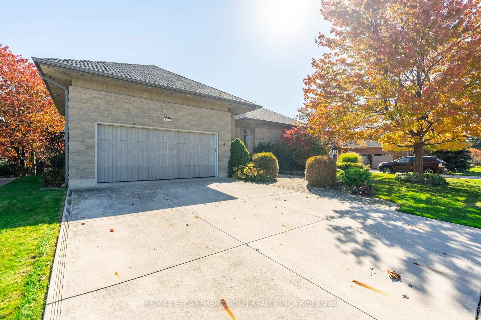 Photo 3 of 128 Grindstone Way, Hamilton, Dundas — HOMEH