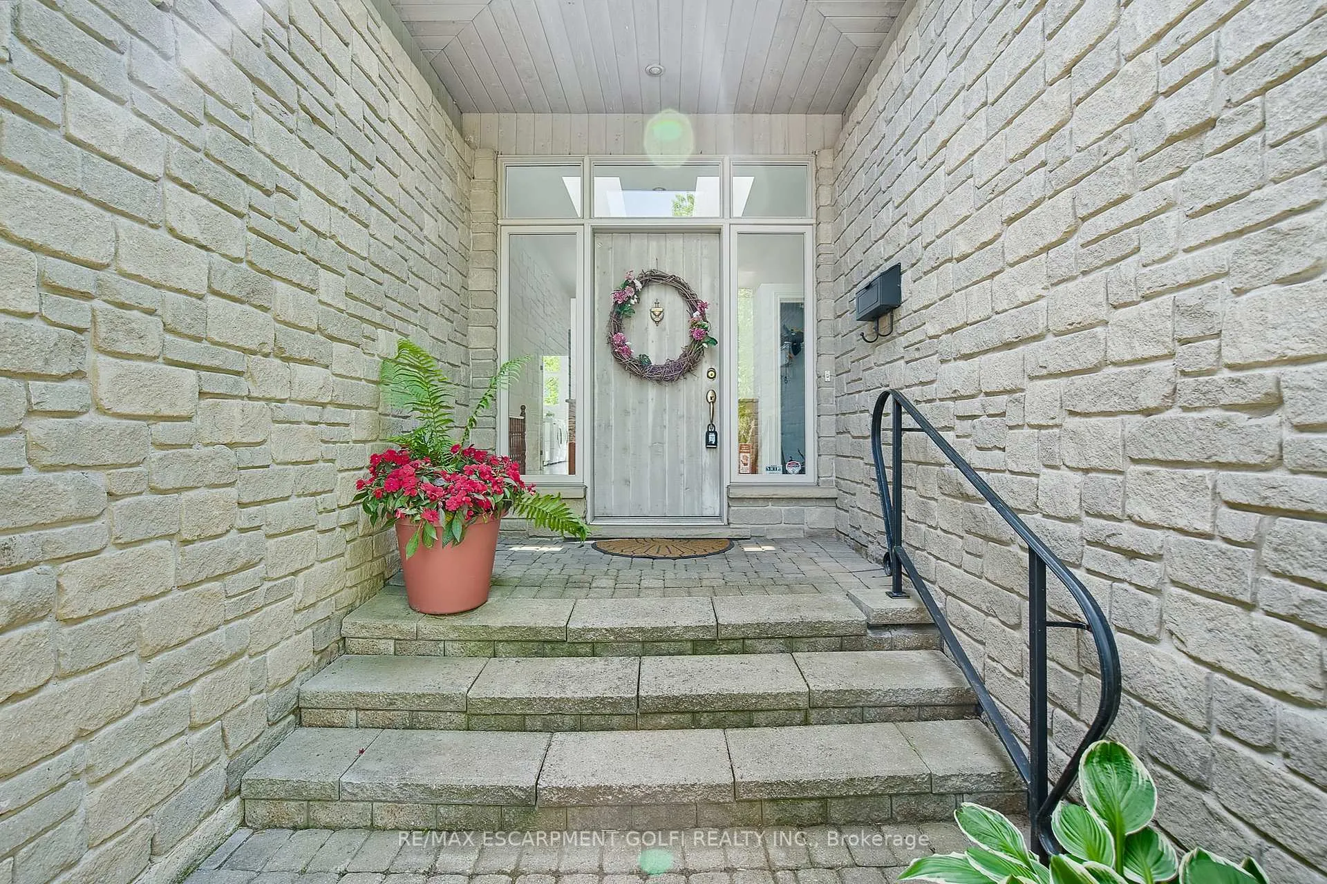Photo 5 of 128 Grindstone Way, Hamilton, Dundas — HOMEH