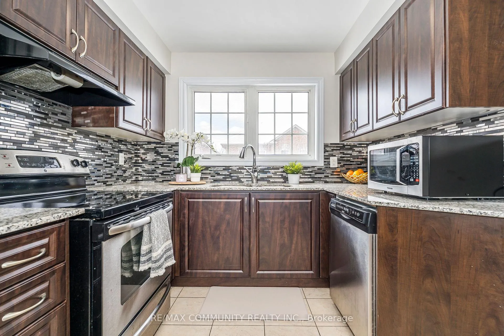 Photo 3 of 18 Cooperage Lane, Ajax, Central East — HOMEH