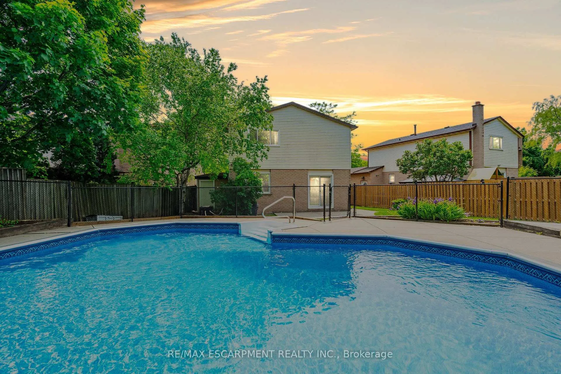 Photo 2 of 11 Pecan Court, Hamilton, Stoney Creek — HOMEH