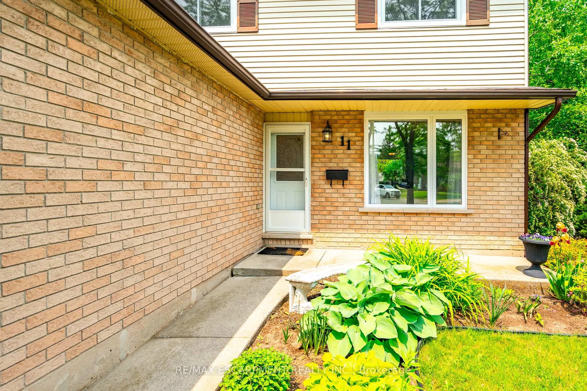 Photo 3 of 11 Pecan Court, Hamilton, Stoney Creek — HOMEH