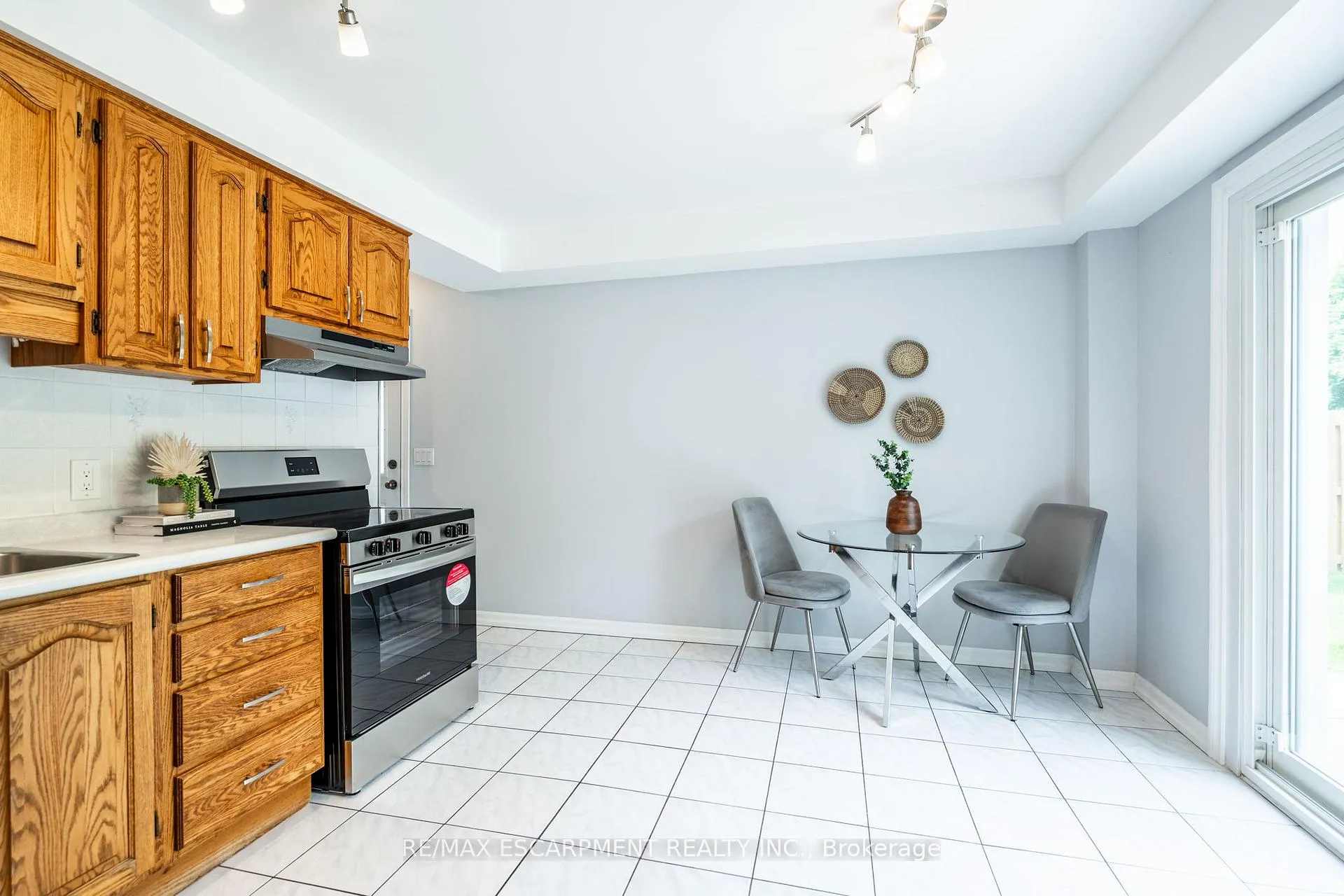 Photo 10 of 11 Pecan Court, Hamilton, Stoney Creek — HOMEH