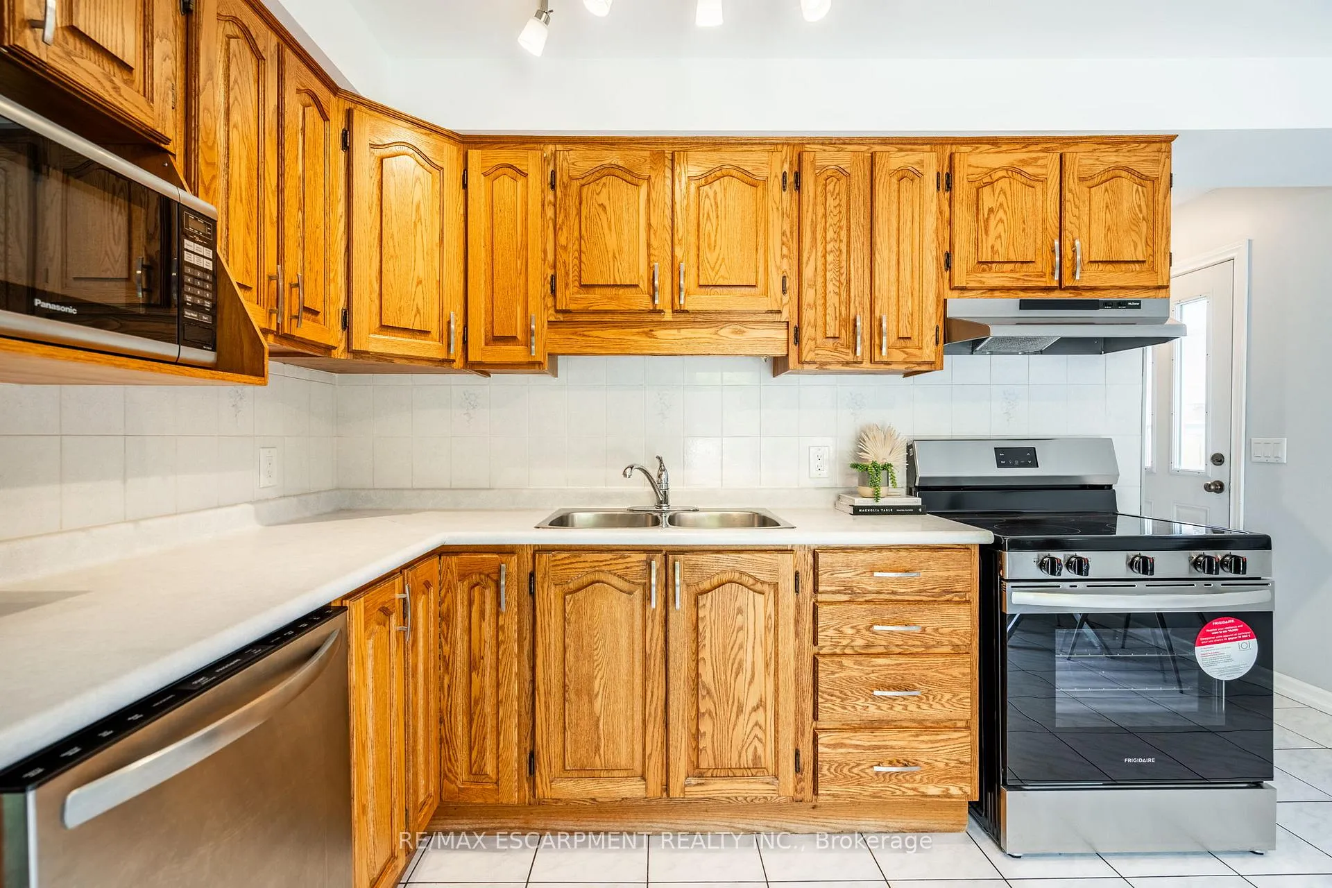 Photo 12 of 11 Pecan Court, Hamilton, Stoney Creek — HOMEH